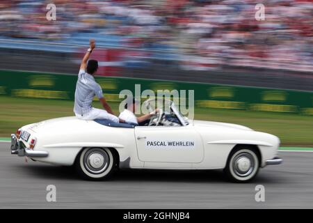 Pascal Wehrlein (GER) Manor Racing auf der Fahrerparade. Großer Preis von Deutschland, Sonntag, 31. Juli 2016. Hockenheim, Deutschland. 31.07.2016. Formel 1 Weltmeisterschaft, Rd 12, Großer Preis Von Deutschland, Hockenheim, Deutschland, Wettkampftag. Bildnachweis sollte lauten: XPB/Press Association Images. Stockfoto