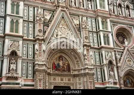 Nahaufnahme der Fassade der Kathedrale von Florenz, Italien. Stockfoto