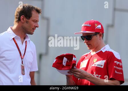 (L bis R): Alex Wurz (AUT) Williams Driver Mentor / GPDA Chairman bei Kimi Räikkönen (FIN) Ferrari. 27.08.2016. Formel-1-Weltmeisterschaft, Rd 13, Großer Preis Von Belgien, Spa Francorchamps, Belgien, Qualifizierender Tag. Bildnachweis sollte lauten: XPB/Press Association Images. Stockfoto