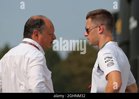 (L bis R): Frederic Vasseur (FRA) Renault Sport F1 Team Racing Director mit Stoffel Vandoorne (Bel) McLaren Test- und Reserve-Fahrer. 01.09.2016. Formel 1 Weltmeisterschaft, Rd 14, Großer Preis Von Italien, Monza, Italien, Tag Der Vorbereitung. Bildnachweis sollte lauten: XPB/Press Association Images. Stockfoto