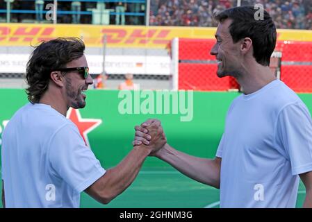 (L bis R): Fernando Alonso (ESP) McLaren mit Jolyon Palmer (GBR) Renault Sport F1 Team bei dem wohltätigen Fußballspiel 5 pro Mannschaft. 01.09.2016. Formel 1 Weltmeisterschaft, Rd 14, Großer Preis Von Italien, Monza, Italien, Tag Der Vorbereitung. Bildnachweis sollte lauten: XPB/Press Association Images. Stockfoto