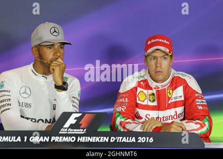 (L bis R): Lewis Hamilton (GBR) Mercedes AMG F1 und Sebastian Vettel (GER) Ferrari bei der FIA-Pressekonferenz. 03.09.2016. Formel 1 Weltmeisterschaft, Rd 14, Großer Preis Von Italien, Monza, Italien, Qualifizierender Tag. Bildnachweis sollte lauten: XPB/Press Association Images. Stockfoto