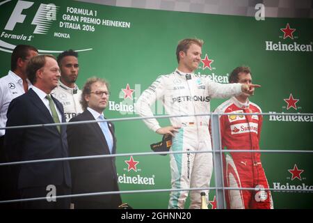 Rennsieger Nico Rosberg (GER) Mercedes AMG F1 feiert auf dem Podium. 04.09.2016. Formel 1 Weltmeisterschaft, Rd 14, Großer Preis Von Italien, Monza, Italien, Wettkampftag. Bildnachweis sollte lauten: XPB/Press Association Images. Stockfoto
