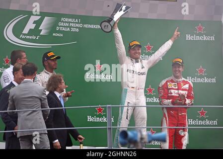 Rennsieger Nico Rosberg (GER) Mercedes AMG F1 feiert auf dem Podium. 04.09.2016. Formel 1 Weltmeisterschaft, Rd 14, Großer Preis Von Italien, Monza, Italien, Wettkampftag. Bildnachweis sollte lauten: XPB/Press Association Images. Stockfoto