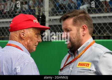 (L bis R): Niki Lauda (AUT) Mercedes Non-Executive Chairman mit Paul Hembery (GBR) Pirelli Motorsport Director. 04.09.2016. Formel 1 Weltmeisterschaft, Rd 14, Großer Preis Von Italien, Monza, Italien, Wettkampftag. Bildnachweis sollte lauten: XPB/Press Association Images. Stockfoto