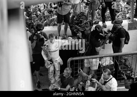 Rennsieger Nico Rosberg (GER) Mercedes AMG F1 feiert mit den Fans. 04.09.2016. Formel 1 Weltmeisterschaft, Rd 14, Großer Preis Von Italien, Monza, Italien, Wettkampftag. Bildnachweis sollte lauten: XPB/Press Association Images. Stockfoto