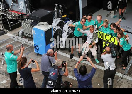 Rennsieger Nico Rosberg (GER) Mercedes AMG F1 feiert mit dem Team. 04.09.2016. Formel 1 Weltmeisterschaft, Rd 14, Großer Preis Von Italien, Monza, Italien, Wettkampftag. Bildnachweis sollte lauten: XPB/Press Association Images. Stockfoto