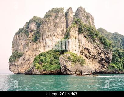 Kalksteinklippen rund um die Insel Phi Phi Thailand. Stockfoto