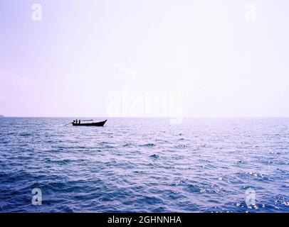 Thailändisches Langschwanz-Boot in den Küstengewässern rund um die Insel Phi Phi, Krabi, Thailand. Stockfoto