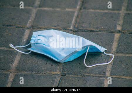 Sevilla Spanien September 04, 2021 Chirurgische Maske zum Schutz vor dem Coronavirus, das während der Pandemie des Coronavirus in die Straßen von Sevilla geworfen wurde Stockfoto