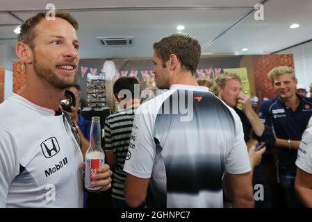 Jenson Button (GBR) McLaren feiert seinen 300. GP in einem Themenpub. 30.09.2016. Formel-1-Weltmeisterschaft, Rd 16, Großer Preis Von Malaysia, Sepang, Malaysia, Freitag. Bildnachweis sollte lauten: XPB/Press Association Images. Stockfoto