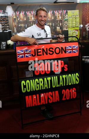 Jenson Button (GBR) McLaren feiert seinen 300. GP in einem Themenpub. 30.09.2016. Formel-1-Weltmeisterschaft, Rd 16, Großer Preis Von Malaysia, Sepang, Malaysia, Freitag. Bildnachweis sollte lauten: XPB/Press Association Images. Stockfoto