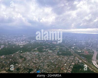 Dhaka Stadt von oben, in der Nähe von Wolken. Stockfoto