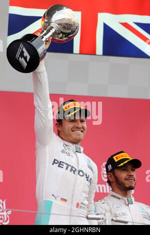 Rennsieger Nico Rosberg (GER) Mercedes AMG F1 feiert auf dem Podium. 09.10.2016. Formel 1 Weltmeisterschaft, Rd 17, Großer Preis Von Japan, Suzuka, Japan, Wettkampftag. Bildnachweis sollte lauten: XPB/Press Association Images. Stockfoto