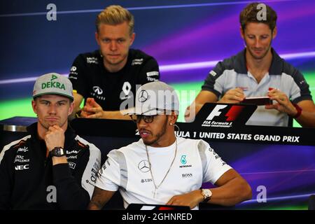 Die FIA-Pressekonferenz (von hinten (L bis R)): Kevin Magnussen (DEN) Renault Sport F1 Team; Romain Grosjean (FRA) Haas F1 Team; Nico Hulkenberg (GER) Sahara Force India F1; Lewis Hamilton (GBR) Mercedes AMG F1. 20.10.2016. Formel-1-Weltmeisterschaft, Rd 18, großer Preis der Vereinigten Staaten, Austin, Texas, USA, Vorbereitungstag. Bildnachweis sollte lauten: XPB/Press Association Images. Stockfoto