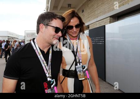 Jeff Gordon (USA) ehemaliger NASCar-Fahrer mit seiner Frau Ingrid Vandebosch (Bel). 23.10.2016. Formel-1-Weltmeisterschaft, Rd 18, großer Preis der Vereinigten Staaten, Austin, Texas, USA, Wettkampftag. Bildnachweis sollte lauten: XPB/Press Association Images. Stockfoto