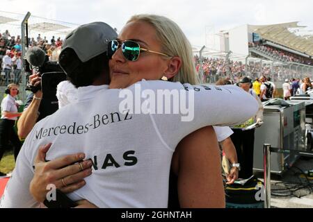 Lewis Hamilton (GBR) Mercedes AMG F1 mit Lindsey Vonn (USA), ehemaliger Alpine Ski Racer, am Start. 23.10.2016. Formel-1-Weltmeisterschaft, Rd 18, großer Preis der Vereinigten Staaten, Austin, Texas, USA, Wettkampftag. Bildnachweis sollte lauten: XPB/Press Association Images. Stockfoto