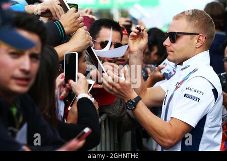 Valtteri Bottas (FIN) Williams gibt Autogramme für die Fans. 27.10.2016. Formel-1-Weltmeisterschaft, Rd 19, Großer Preis Von Mexiko, Mexiko-Stadt, Mexiko, Tag Der Vorbereitung. Bildnachweis sollte lauten: XPB/Press Association Images. Stockfoto