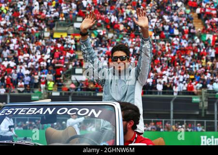 Esteban Ocon (FRA) Manor Racing auf der Fahrerparade. 30.10.2016. Formel-1-Weltmeisterschaft, Rd 19, Großer Preis Von Mexiko, Mexiko-Stadt, Mexiko, Wettkampftag. Bildnachweis sollte lauten: XPB/Press Association Images. Stockfoto