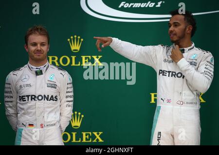 Das Podium (L bis R): Zweiter platzierte Nico Rosberg (GER) Mercedes AMG F1 mit Rennsieger Lewis Hamilton (GBR) Mercedes AMG F1. 13.11.2016. Formel-1-Weltmeisterschaft, Rd 20, Großer Preis Von Brasilien, Sao Paulo, Brasilien, Wettkampftag. Bildnachweis sollte lauten: XPB/Press Association Images. Stockfoto