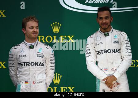 Das Podium (L bis R): Zweiter platzierte Nico Rosberg (GER) Mercedes AMG F1 mit Rennsieger Lewis Hamilton (GBR) Mercedes AMG F1. 13.11.2016. Formel-1-Weltmeisterschaft, Rd 20, Großer Preis Von Brasilien, Sao Paulo, Brasilien, Wettkampftag. Bildnachweis sollte lauten: XPB/Press Association Images. Stockfoto