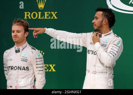 Das Podium (L bis R): Zweiter platzierte Nico Rosberg (GER) Mercedes AMG F1 mit Teamkollege und Rennsieger Lewis Hamilton (GBR) Mercedes AMG F1. 13.11.2016. Formel-1-Weltmeisterschaft, Rd 20, Großer Preis Von Brasilien, Sao Paulo, Brasilien, Wettkampftag. Bildnachweis sollte lauten: XPB/Press Association Images. Stockfoto