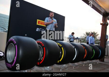 Paul Hembery (GBR) Pirelli Motorsport Director mit den Pirelli F1-Reifen 2017. 24.11.2016. Formel-1-Weltmeisterschaft, Rd 21, Großer Preis Von Abu Dhabi, Yas Marina Circuit, Abu Dhabi, Vorbereitungstag. Bildnachweis sollte lauten: XPB/Press Association Images. Stockfoto