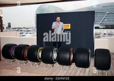 Paul Hembery (GBR) Pirelli Motorsport Director mit den Pirelli F1-Reifen 2017. 24.11.2016. Formel-1-Weltmeisterschaft, Rd 21, Großer Preis Von Abu Dhabi, Yas Marina Circuit, Abu Dhabi, Vorbereitungstag. Bildnachweis sollte lauten: XPB/Press Association Images. Stockfoto