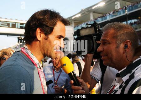 (L bis R): Roger Federer (SUI) Tennisspieler mit Kai Ebel (GER) RTL TV Presenter am Start. 27.11.2016. Formel-1-Weltmeisterschaft, Rd 21, Abu Dhabi Grand Prix, Yas Marina Circuit, Abu Dhabi, Race Day. Bildnachweis sollte lauten: XPB/Press Association Images. Stockfoto