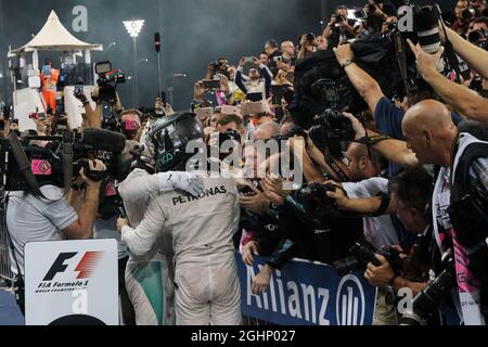 (L bis R): Rennsieger Lewis Hamilton (GBR) Mercedes AMG F1 feiert mit dem zweitplatzierten Weltmeister Nico Rosberg (GER) Mercedes AMG F1 im Parc Ferme. 27.11.2016. Formel-1-Weltmeisterschaft, Rd 21, Abu Dhabi Grand Prix, Yas Marina Circuit, Abu Dhabi, Race Day. Bildnachweis sollte lauten: XPB/Press Association Images. Stockfoto