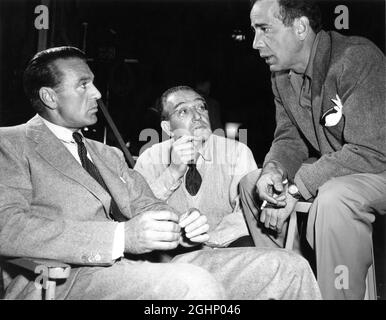 GARY COOPER und Regisseur FRITZ LANG mit Set-Besucher HUMPHREY BOGART am Set offen während der Dreharbeiten von CLOAK UND DOLCH 1946 Regisseur FRITZ LANG Music Max Steiner United States Pictures / Warner Bros. Stockfoto