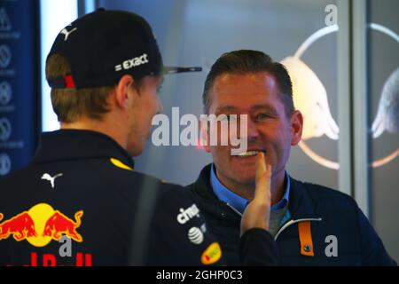 (L bis R): Max Verstappen (NLD) Red Bull Racing mit seinem Vater Jos Verstappen (NLD). 27.02.2017. Formel-1-Test, Erster Tag, Barcelona, Spanien. Montag. Bildnachweis sollte lauten: XPB/Press Association Images. Stockfoto