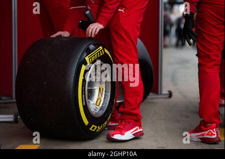 Ferrari Mechanik mit Pirelli Reifen. 28.02.2017. Formel-1-Test, Tag Zwei, Barcelona, Spanien. Dienstag. Bildnachweis sollte lauten: XPB/Press Association Images. Stockfoto