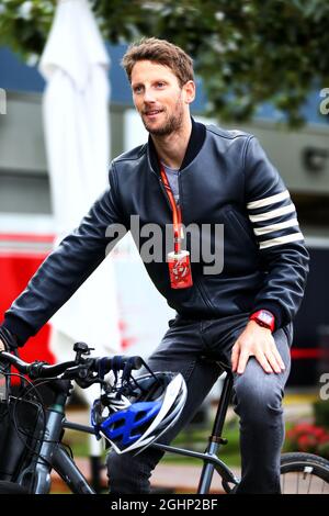 Romain Grosjean (FRA) Haas F1 Team auf seinem Fahrrad im Fahrerlager. 22.03.2017. Formel-1-Weltmeisterschaft, Rd 1, Großer Preis Von Australien, Albert Park, Melbourne, Australien, Vorbereitungstag. Bildnachweis sollte lauten: XPB/Press Association Images. Stockfoto