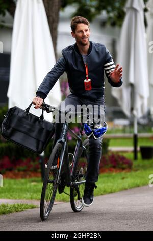 Romain Grosjean (FRA) Haas F1 Team auf seinem Fahrrad im Fahrerlager. 22.03.2017. Formel-1-Weltmeisterschaft, Rd 1, Großer Preis Von Australien, Albert Park, Melbourne, Australien, Vorbereitungstag. Bildnachweis sollte lauten: XPB/Press Association Images. Stockfoto