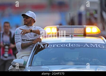 Lewis Hamilton (GBR) Mercedes AMG F1 feiert seine Pole-Position vom FIA Medical Car. 25.03.2017. Formel-1-Weltmeisterschaft, Rd 1, Großer Preis Von Australien, Albert Park, Melbourne, Australien, Qualifying Day. Bildnachweis sollte lauten: XPB/Press Association Images. Stockfoto