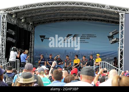 (L bis R): Antonio Giovinazzi (ITA) sauber F1 Team; Marcus Ericsson (SWE) sauber F1 Team; Carlos Sainz Jr (ESP) Scuderia Toro Rosso; Romain Grosjean (FRA) Haas F1 Team; Jolyon Palmer (GBR) Renault Sport F1 Team; Kevin Magnussen (DEN) Haas F1 Team; Daniil Kvyat (RUS) Scuderia Toro Rosso; Nico Hulkenberg (GER) Renault Sport F1 Team. 26.03.2017. Formel-1-Weltmeisterschaft, Rd 1, Großer Preis Von Australien, Albert Park, Melbourne, Australien, Wettkampftag. Bildnachweis sollte lauten: XPB/Press Association Images. Stockfoto