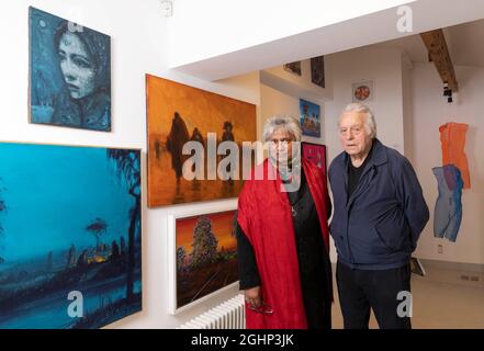 NUR FÜR REDAKTIONELLE VERWENDUNG (von links nach rechts) der Kunstkritiker Robin Dutt Michael Sandle RA nimmt an der Enthüllung einer neuen grünen Plakette des Westminster City Council Teil, die der Künstlerin Halima Nalecz in Connaught Village, London, Tribut zollt. Bilddatum: Dienstag, 7. September 2021. Stockfoto