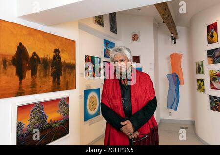 NUR FÜR REDAKTIONELLE VERWENDUNG der Kunstkritiker Robin Dutt nimmt an der Enthüllung einer neuen grünen Plakette des Westminster City Council Teil, die der Künstlerin Halima Nalecz in Connaught Village, London, Tribut zollt. Bilddatum: Dienstag, 7. September 2021. Stockfoto