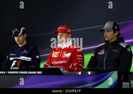 Die FIA-Pressekonferenz (L bis R): Antonio Giovinazzi (ITA) sauber F1 Team; Kimi Räikkönen (FIN) Ferrari; Carlos Sainz Jr (ESP) Scuderia Toro Rosso. 06.04.2017. Formel 1 Weltmeisterschaft, Rd 2, Großer Preis Von China, Shanghai, China, Tag Der Vorbereitung. Bildnachweis sollte lauten: XPB/Press Association Images. Stockfoto