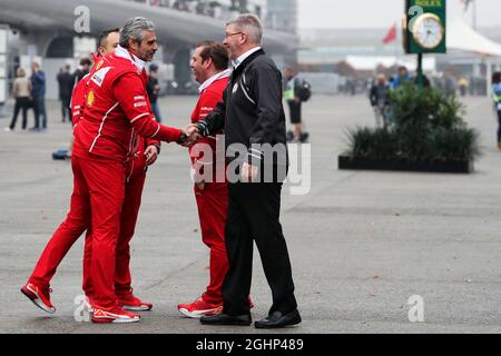 Ross Brawn (GBR) Managing Director, Motorsport mit Maurizio Arrivabene (ITA) Ferrari Teamchef. 07.04.2017. Formel 1 Weltmeisterschaft, Rd 2, Großer Preis Von China, Shanghai, China, Übungstag. Bildnachweis sollte lauten: XPB/Press Association Images. Stockfoto