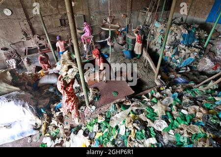 Dhaka, Bangladesch - 07. September 2021: Arbeiter in Bangladesch arbeiten in einer Kunststoff-Recycling-Fabrik in Kamrangirchar in Dhaka, Bangladesch. Stockfoto