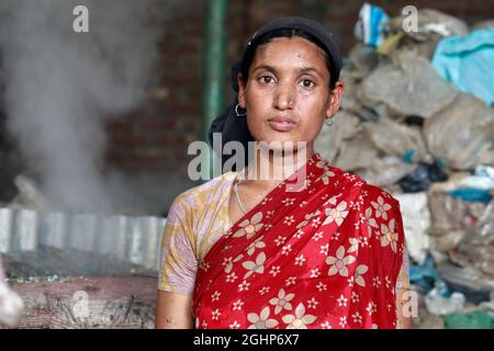 Dhaka, Bangladesch - 07. September 2021: Arbeiter in Bangladesch arbeiten in einer Kunststoff-Recycling-Fabrik in Kamrangirchar in Dhaka, Bangladesch. Stockfoto