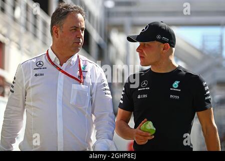 Valtteri Bottas (FIN) Mercedes AMG F1 mit Ron Meadows (GBR) Mercedes GP Team Manager. 12.05.2017. Formel 1 Weltmeisterschaft, Rd 5, Großer Preis Von Spanien, Barcelona, Spanien, Übungstag. Bildnachweis sollte lauten: XPB/Press Association Images. Stockfoto