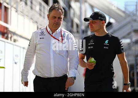 Valtteri Bottas (FIN) Mercedes AMG F1 mit Ron Meadows (GBR) Mercedes GP Team Manager. 12.05.2017. Formel 1 Weltmeisterschaft, Rd 5, Großer Preis Von Spanien, Barcelona, Spanien, Übungstag. Bildnachweis sollte lauten: XPB/Press Association Images. Stockfoto