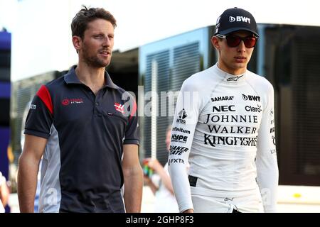 (L bis R): Romain Grosjean (FRA) Haas F1 Team mit Esteban Ocon (FRA) Sahara Force India F1 Team. 12.05.2017. Formel 1 Weltmeisterschaft, Rd 5, Großer Preis Von Spanien, Barcelona, Spanien, Übungstag. Bildnachweis sollte lauten: XPB/Press Association Images. Stockfoto