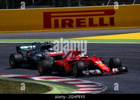 Sebastian Vettel (GER) Ferrari SF70H und Valtteri Bottas (FIN) Mercedes AMG F1 Sebastien Buemi (SUI) / Anthony Davidson (GBR) / Kazuki Nakajima (JPN) #08 Toyota Gazoo Racing Toyota TS050 Hybrid Kampf um Position. 14.05.2017. Formel 1 Weltmeisterschaft, Rd 5, Großer Preis Von Spanien, Barcelona, Spanien, Wettkampftag. Bildnachweis sollte lauten: XPB/Press Association Images. Stockfoto