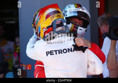 Rennsieger Lewis Hamilton (GBR) Mercedes AMG F1 feiert mit dem zweitplatzierten Sebastian Vettel (GER) Ferrari im Parc Ferme. 14.05.2017. Formel 1 Weltmeisterschaft, Rd 5, Großer Preis Von Spanien, Barcelona, Spanien, Wettkampftag. Bildnachweis sollte lauten: XPB/Press Association Images. Stockfoto