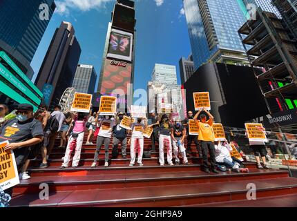 Demonstranten gegen Texas verbieten Abtreibungsgesetze, die sich am Samstagnachmittag, dem 4. September 2021, in New York City, NY, auf dem Times Square versammeln und demonstrieren Stockfoto