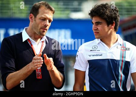 (L bis R): Alex Wurz (AUT) Williams Driver Mentor mit Lance Stroll (CDN) Williams. 25.05.2017. Formel-1-Weltmeisterschaft, Rd 6, Großer Preis Von Monaco, Monte Carlo, Monaco, Übungstag. Bildnachweis sollte lauten: XPB/Press Association Images. Stockfoto